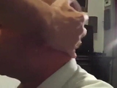 Saugender Nachbar: Amateur-Blowjob von einem Muskelprotz