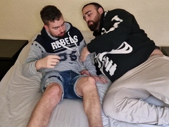 Pareja de gorditos chupan las pollas (Brief Flick)