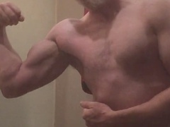 Cocky muscle daddy assetsbuilder gets aroused while flexing his impressive biceps, indulging in self-worship and sensually oiling up his muscular phys