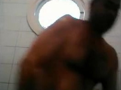 maduro vergudo caliente en la ducha 5