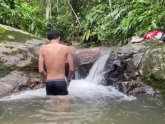 THE CHICHO ISAK FAPS IN THE MIDDLE OF THE SEA