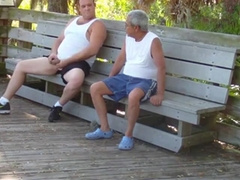 Gordito se la mete a abuelo en publico 11