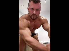 BUBBLE BUTT BEEFY BODYBUILDER