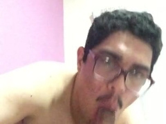 Le chupo la verga aun amigo y me coje con mi faux-cock