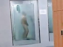 en la ducha solo penso  que estaba solo