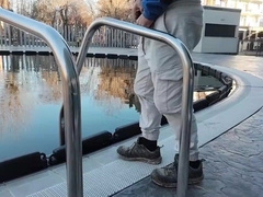 untip in maseaja pula pe balustrada piscine cun vibro