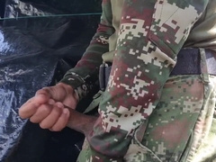 Soldado colombiano cachondo se pajea en barco militar en publico
