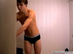 wonderful Knut urinating and jizzing in bathtub solo