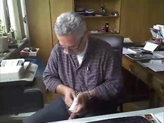 Parent has a fast masturbate at the office
