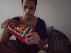 menino comendo pipoquinha