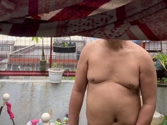 Sarap maligo sa ulan ng hubo’t hubad!