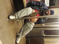 Gordito meando en el metro