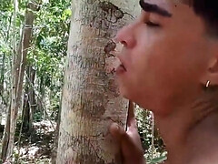 Cain Gomez hops in the car of a tourist and gives head