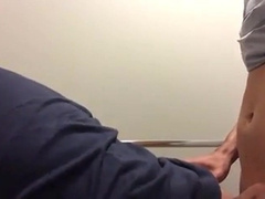 Urso e novinho no reservado do banheiro 4