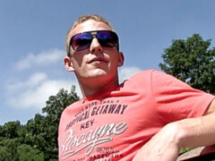 Shredded dude takes a facial after outdoor fucking