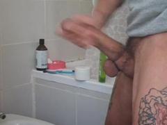 Una bella sega con tanto di sborrata sulla gamba