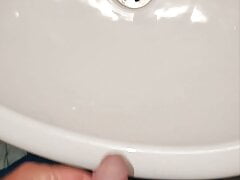Master Ramon pisses in the sink, awesome