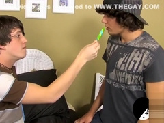 Young Jordan Long cums after analled by hung emo