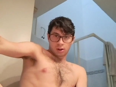 Esibizionista fa pipì e si prepara per sborrare