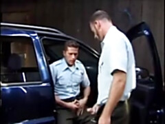 Dos policias heteros haciendose una paja en el coche