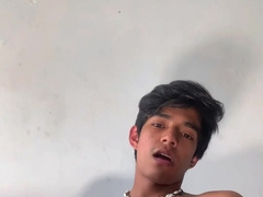 Me quedo solo en casa y me saco la leche