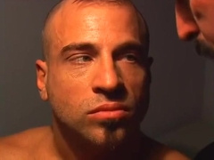 Otro pisionero al que le da por el culo el policia