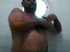 Osito caliente con una gran polla se ducha y se pajea. 3