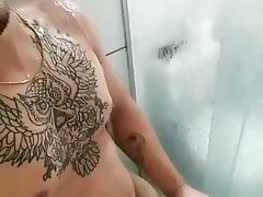 Gostoso tatuado batendo uma punheta