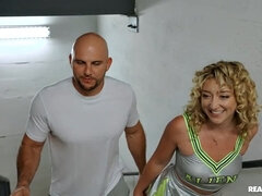 Grote kont, Blond, Pompom meid, Zoenen, Likken, Kut duiken, Rok, Sokken