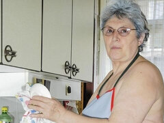 Leie, Grosser arsch, Grosse titten, Fingern, Masturbation, Reif, Kurzes haar, Entkleiden