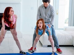 Grosser arsch, Grosser schwanz, Blasen, Hundestellung, Flexibel, Sporthalle, Jungendliche (18+), Titten