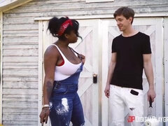 Gros seins, Noire, Sucer une bite, En levrette, Faciale, Ferme, Interracial, Rasée