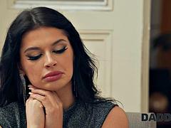 Nana, Grosse bite, Sucer une bite, Brunette brune, Tromperie, Européenne, Hard, Nénés