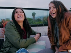 Chambre à dormir, Gros cul, Blonde, Cuisine, Fille latino, Lesbienne, Plan cul à trois, Nénés