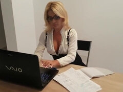 Enthousiasteling, Grote kont, Grote mammen, Vrouw, Masturbatie, Openbaar, Secretaresse, Alleen