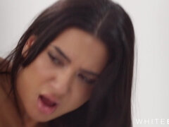 Grosse bite, Sucer une bite, Britannique, Brunette brune, Érotique, Piercing, Tatouage, Nénés