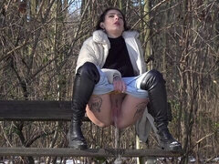 Laarzen, Bruinharig, Fetisj, Naakt, Buiten, Pissen, Geschoren