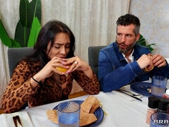 アジア人, ベッドルーム, 食べ物, キス, なめる, ピアス, オマンコ, スカート