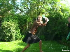 Rubia, Pelea de gatas, Gafas, Lesbiana, Al aire libre, Flaco, Tetas, Mojado