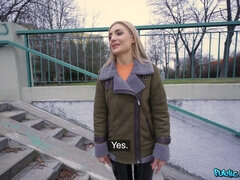 Blondine, Blasen, Kehlenfick, Aufs gesicht abspritzen, Natürlichen titten, Pov, Öffentlich, Titten