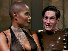 Noire, Bondage, Homme nu et filles habillées, Noir ébène, Femme dominatrice, Lingerie, Mère que j'aimerais baiser, Maîtresse