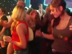 Grosse bite, Noire, Club, Dingue, Tir de sperme, Branlette thaïlandaise, Interracial, Nénés