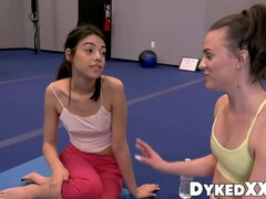 69 negenenzestig, Lesbisch, Likken, Moeder die ik wil neuken, Natuurlijke tieten, Orgasme, Klein, Tiener