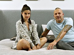 Nana, Grosse bite, Sucer une bite, Brunette brune, Tir de sperme, Première fois, Léchez, Masturbation