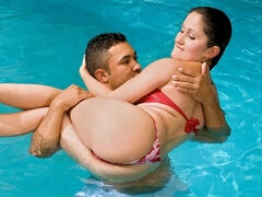 Grosser arsch, Grosser schwanz, Grosse titten, Blasen, Braunhaarige, Milf, Im freien, Pool