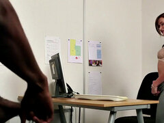 Grosser arsch, Braunhaarige, Cfnm, Lingerie, Büro, Piercing, Erotischer film, Spanner