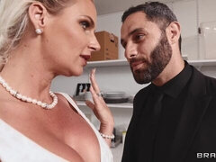 Grosse bite, Blonde, Sucer une bite, Mariée, En levrette, Double pénétration, Mère que j'aimerais baiser, Cheveux courts