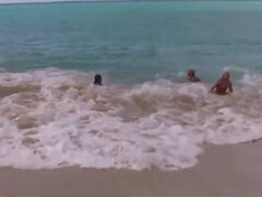 Strand, Vingeren, Flashing, Lesbisch, Natuurlijk, Nudist, Kut duiken, Tiener