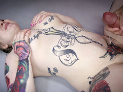 Grosse titten, Blondine, Sporthalle, Muskel, Tätowierung