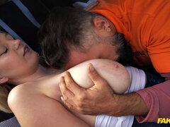 Grosse titten, Blasen, Auto, Hundestellung, Handjob, Jeans, Im freien, Muschi